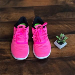 Pink nike sneakers women’s